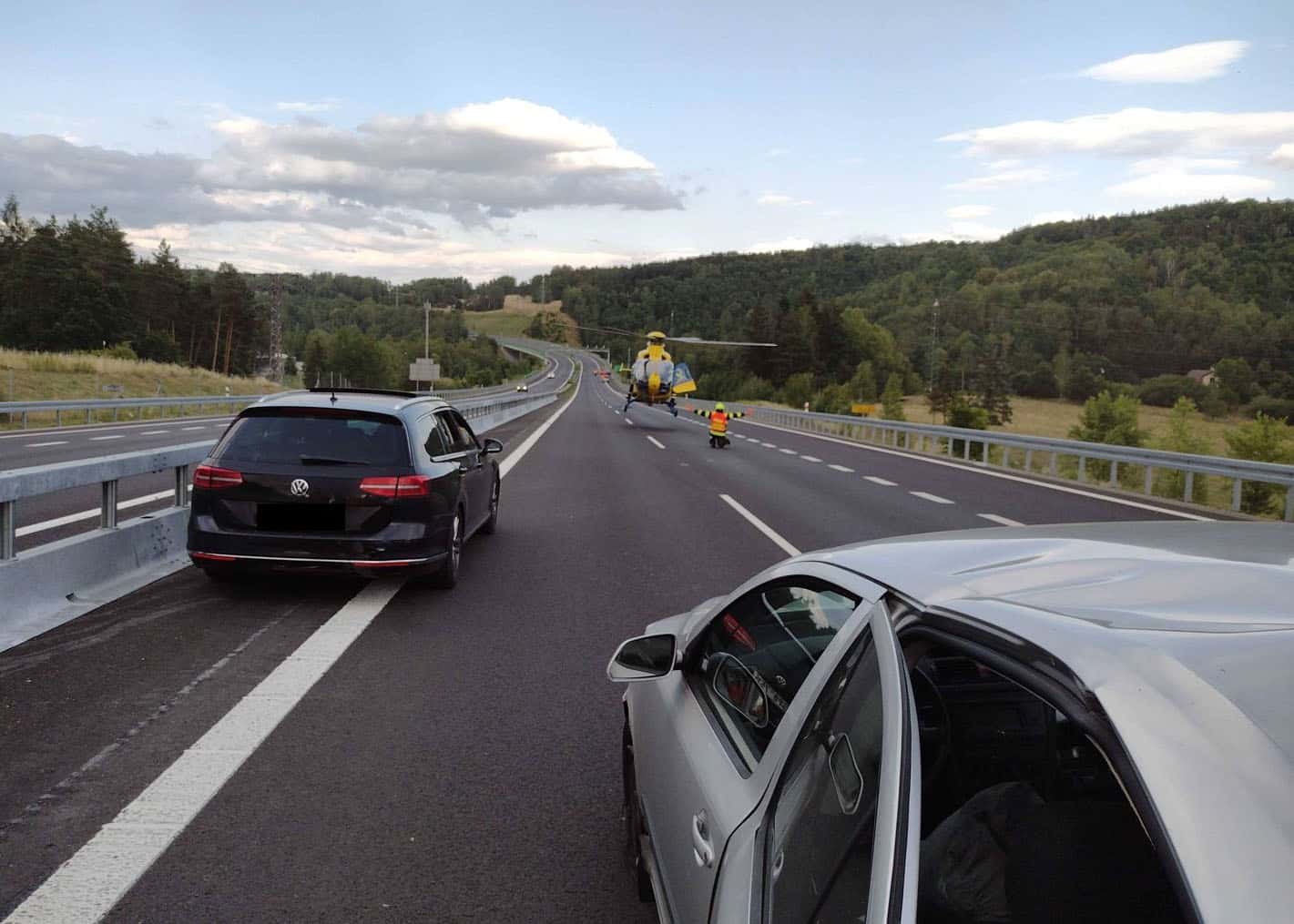 Vážná hromadná nehoda se stala v pátek večer na Karlovarsku. Foto: HZS