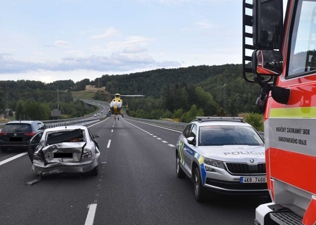 Vážná hromadná nehoda se stala v pátek večer na Karlovarsku. Foto: HZS