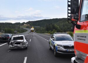Vážná hromadná nehoda se stala v pátek večer na Karlovarsku. Foto: HZS