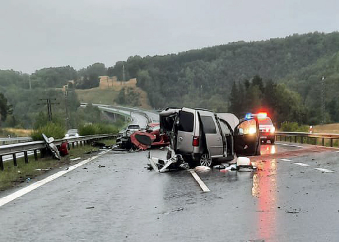 Vážná nehoda uzavřela v pátek večer dálnici D6 u Lokte. Foto. PČR