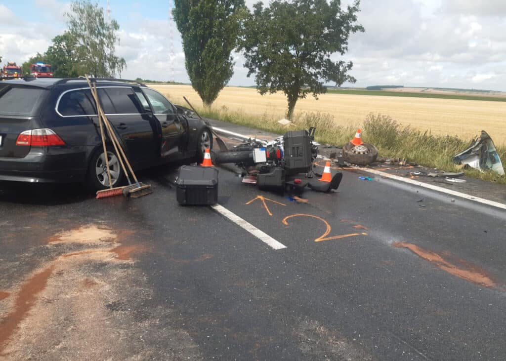 Vážná nehoda dvou aut a dvou motorek na silnici I/12 na Českobrodsku. Foto: HZS STC