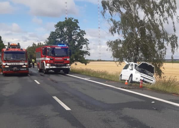 Vážná nehoda dvou aut a dvou motorek na silnici I/12 na Českobrodsku. Foto: HZS STC
