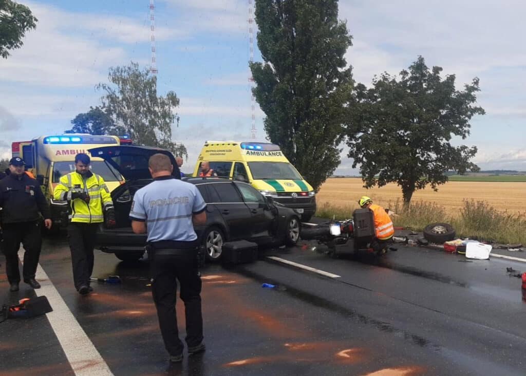 Vážná nehoda dvou aut a dvou motorek na silnici I/12 na Českobrodsku. Foto: HZS STC