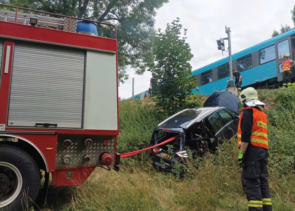 V neděli odpoledne se stala nehoda na železničním přejezdu v Libštátu na Semilsku. Foto: HZS LBC