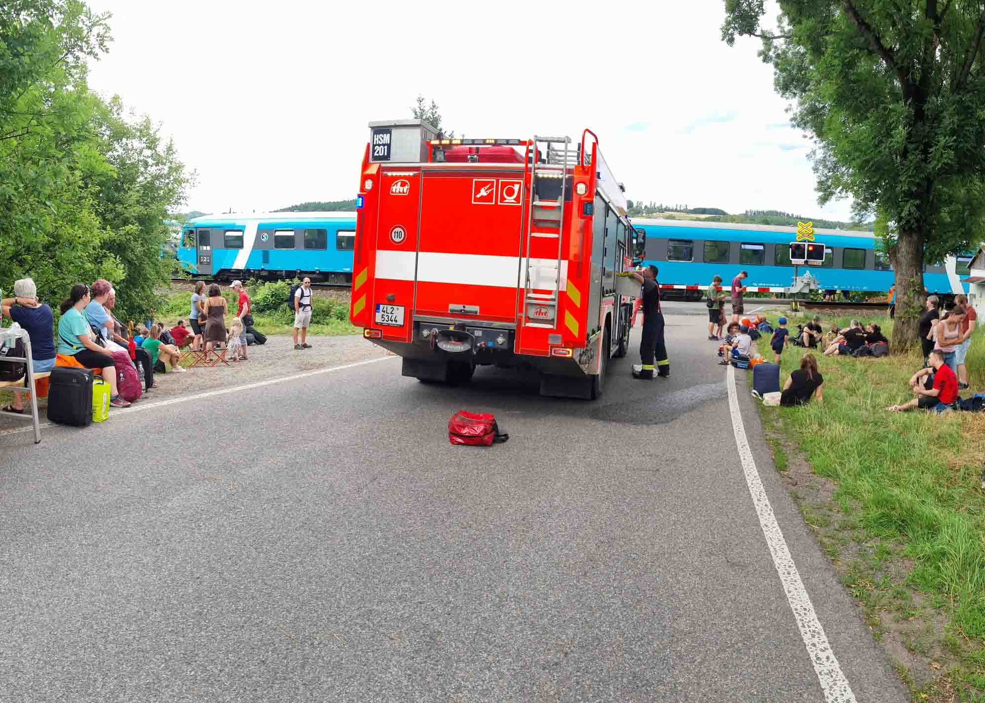 V neděli odpoledne se stala nehoda na železničním přejezdu v Libštátu na Semilsku. Foto: HZS LBC