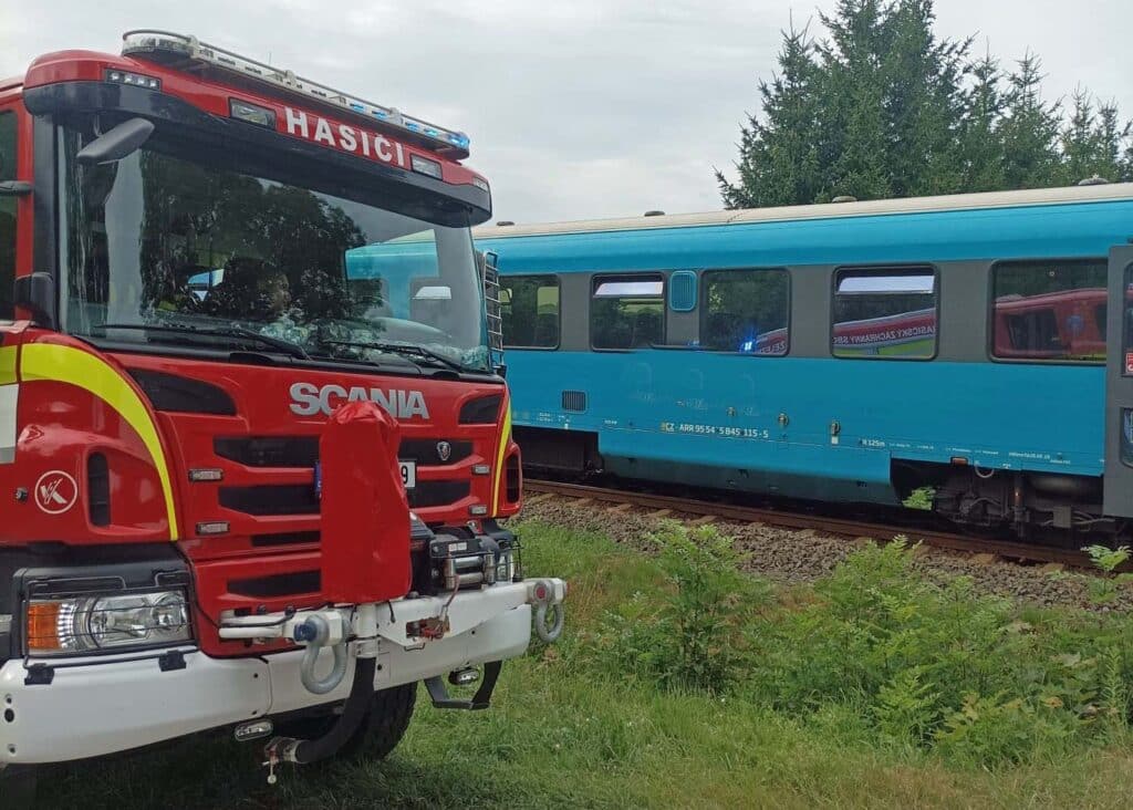 V neděli odpoledne se stala nehoda na železničním přejezdu v Libštátu na Semilsku. Foto: HZS LBC