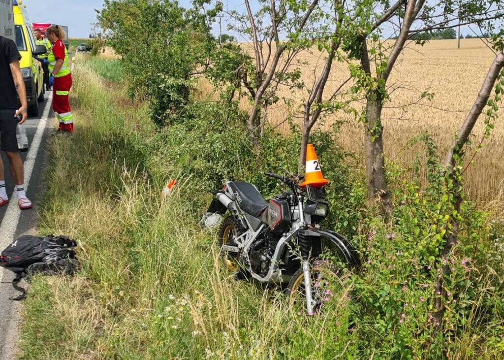 Tragická nehoda motorkáře a dodávky u Jaroměře. Foto: Jana Raizerová / ZZS KHK