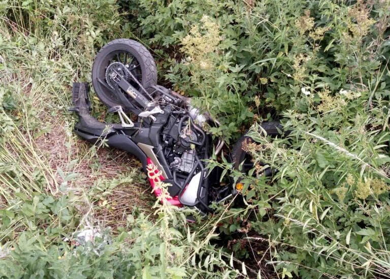 Na silnici I/14 u obce Kovársko na Vrchlabsku boural motorkář. Foto: HZS