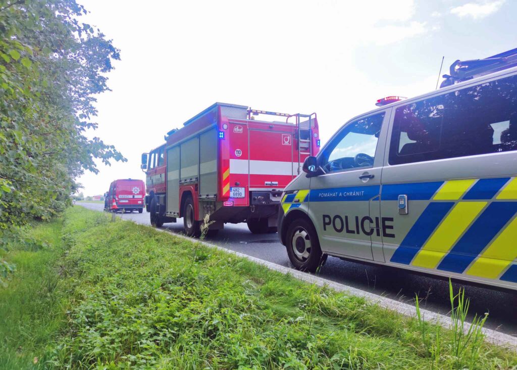 Nehoda motorkářky se zvěří na silnici I/11 mezi Chlumce nad Cidlinou a Lovčicemi. Foto: HZS