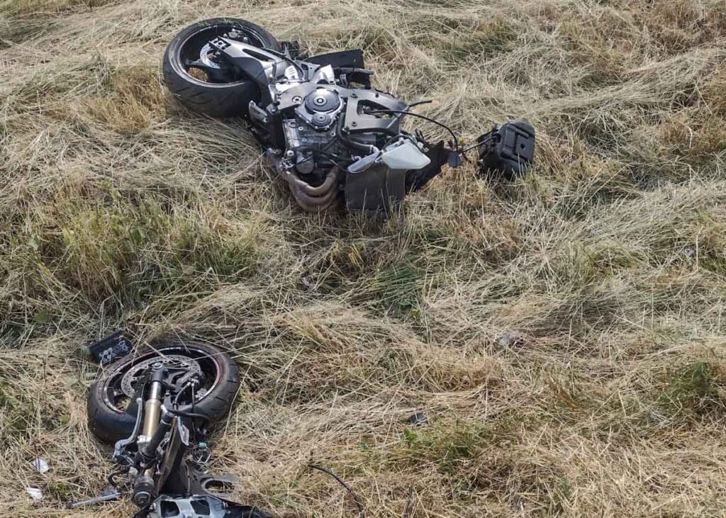 K vážné nehodě motorkáře došlo dnes Třebnouševsi na Jičínsku. Foto: Lukáš Benetka / ZZS KHK