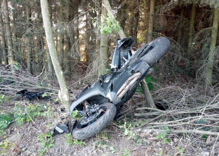 U Nové Vsi u Voděrad vyjel motorkář ze silnice do lesa. Foto: HZS KHK