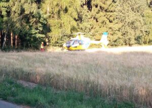 U Nové Vsi u Voděrad vyjel motorkář ze silnice do lesa. Foto: HZS KHK