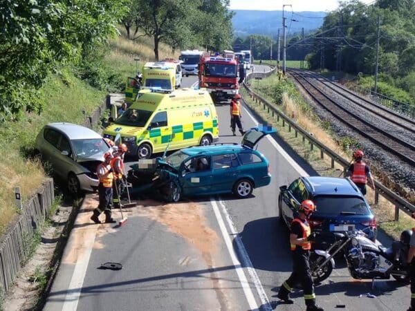 Nehoda dvou aut a motorky u Jablůnky na Vsetínsku. Foto: HZS