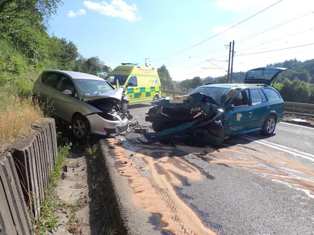 Nehoda dvou aut a motorky u Jablůnky na Vsetínsku. Foto: HZS