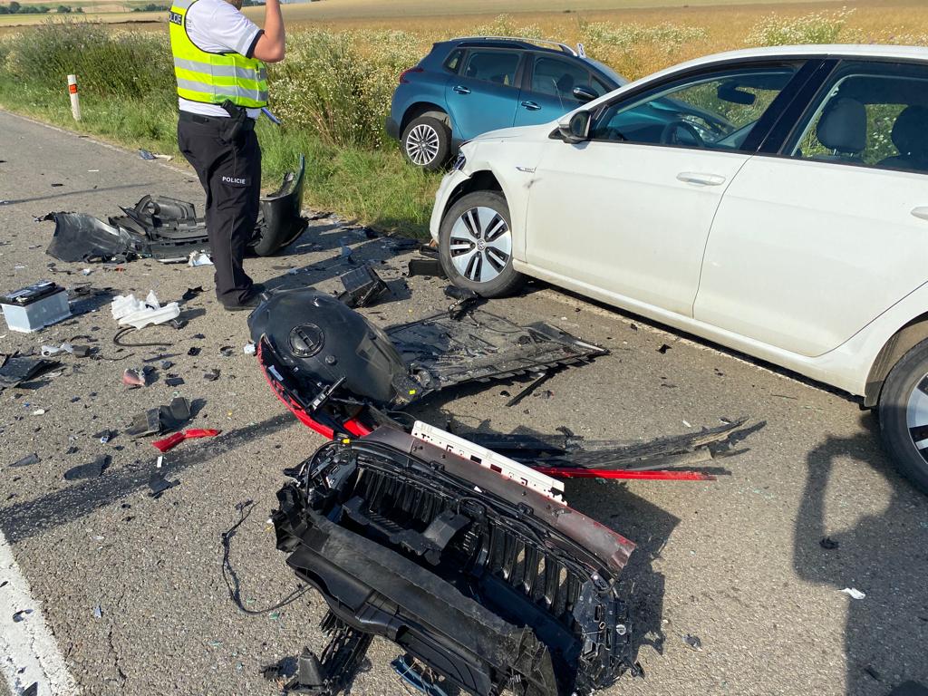 Vážná dopravní nehoda hned čtyř aut a autobusu v pondělí ráno zkomplikovala dopravu na silnici mezi Neslovicemi a Tetčicemi na Brněnsku. Foto: PČR
