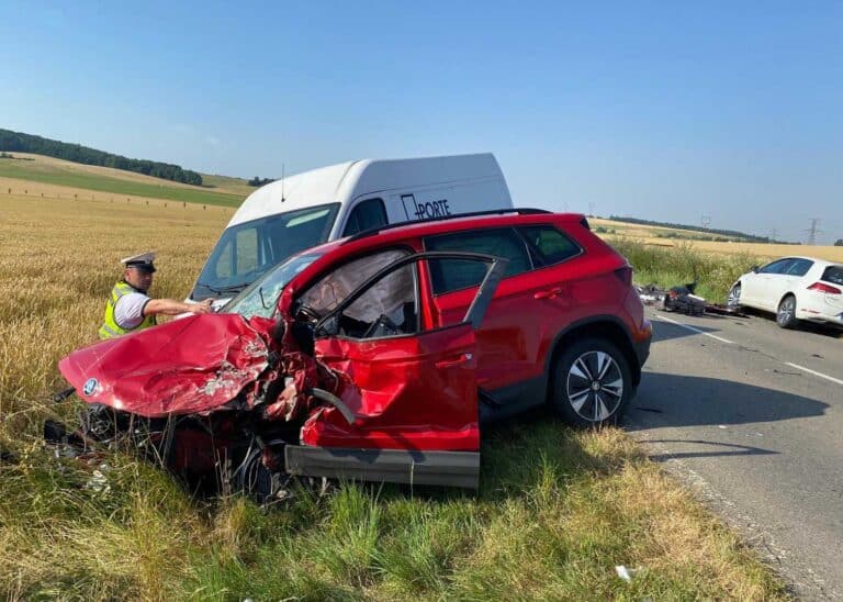 Vážná dopravní nehoda hned čtyř aut a autobusu v pondělí ráno zkomplikovala dopravu na silnici mezi Neslovicemi a Tetčicemi na Brněnsku. Foto: PČR