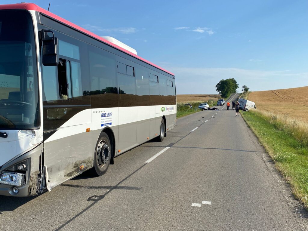 Vážná dopravní nehoda hned čtyř aut a autobusu v pondělí ráno zkomplikovala dopravu na silnici mezi Neslovicemi a Tetčicemi na Brněnsku. Foto: PČR