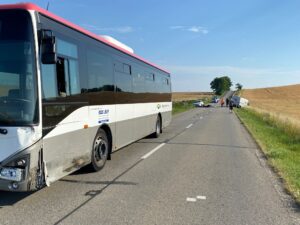 Vážná dopravní nehoda hned čtyř aut a autobusu v pondělí ráno zkomplikovala dopravu na silnici mezi Neslovicemi a Tetčicemi na Brněnsku. Foto: PČR
