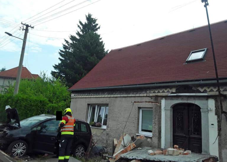 Auto v Rumburku nabořilo plynové vedení. Foto: HZS