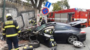 Vůz Porsche havaroval v Praze na Hořejším nábřeží. Foto: HZS Praha