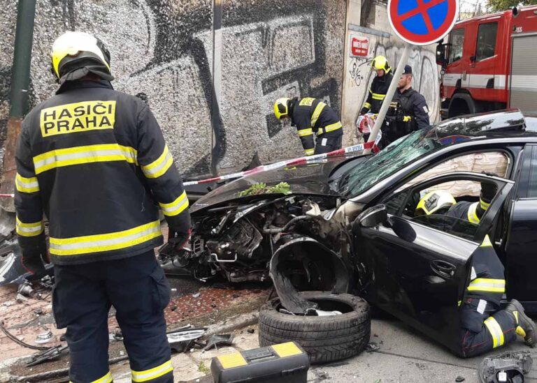 Vůz Porsche havaroval v Praze na Hořejším nábřeží. Foto: HZS Praha