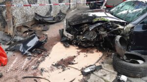 Vůz Porsche havaroval v Praze na Hořejším nábřeží. Foto: HZS Praha