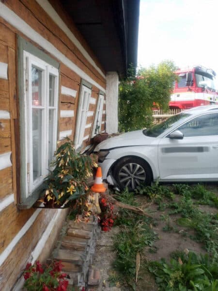 Škoda Super vrazila do roubenky ve Rtyni v Podkrkonoší. Foto: HZS KHK
