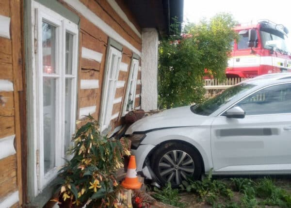 Škoda Super vrazila do roubenky ve Rtyni v Podkrkonoší. Foto: HZS KHK