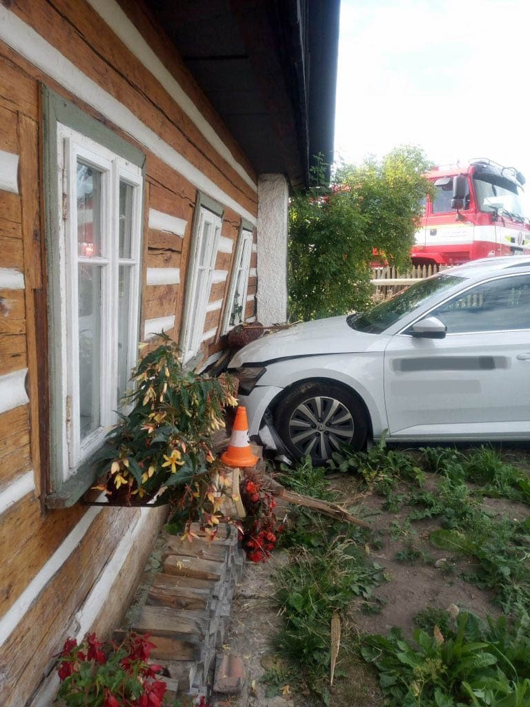 Škoda Super vrazila do roubenky ve Rtyni v Podkrkonoší. Foto: HZS KHK