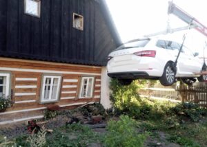 Škoda Super vrazila do roubenky ve Rtyni v Podkrkonoší. Foto: HZS KHK