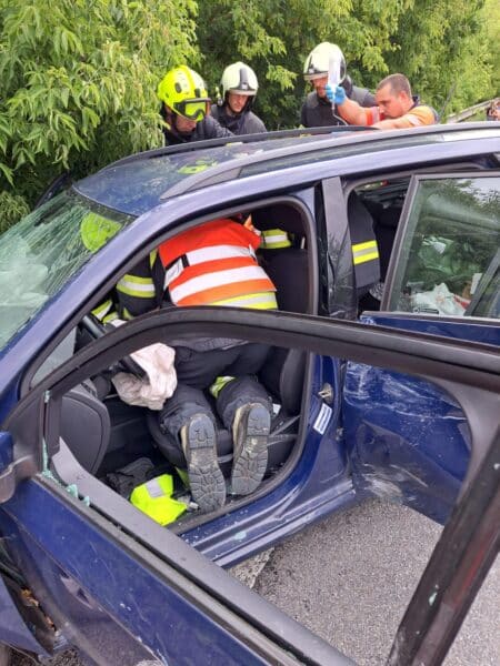 Vážná nehoda osobního auta a dodávky se stala u Řepic na Strakonicku. Foto: ZZS JCK