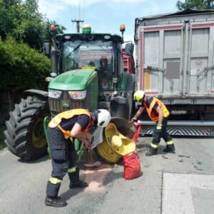 Nehoda traktoru a náklaďáku ve Žlunici. Foto: HZS KHK