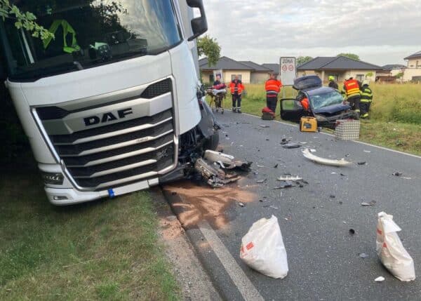 Nehoda auta a kamionu v obci Škvorec. Foto: HZS STC