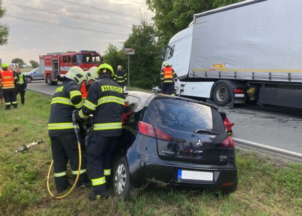 Nehoda auta a kamionu v obci Škvorec. Foto: HZS STC
