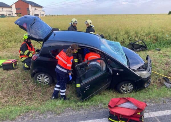 Nehoda auta a kamionu v obci Škvorec. Foto: HZS STC