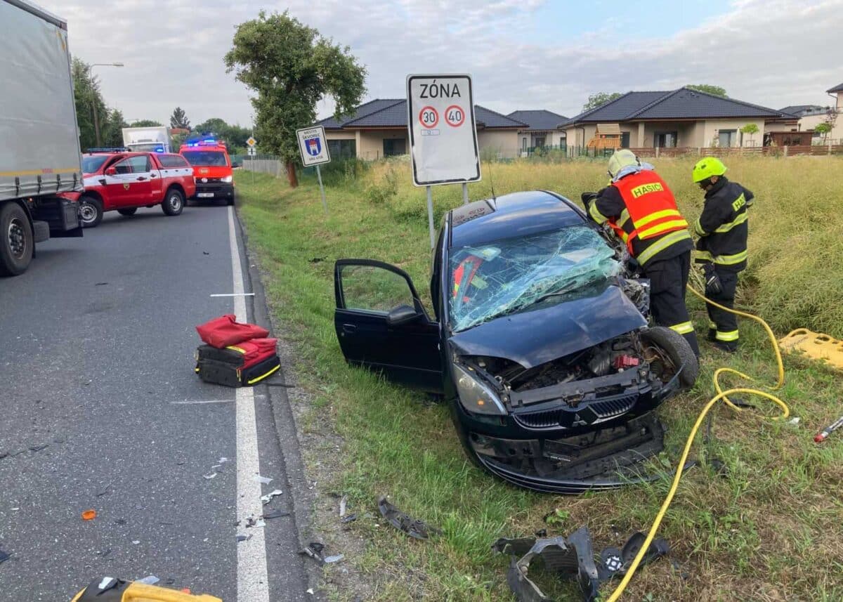 Nehoda auta a kamionu v obci Škvorec. Foto: HZS STC