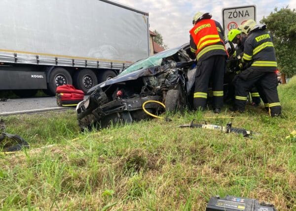 Nehoda auta a kamionu v obci Škvorec. Foto: HZS STC