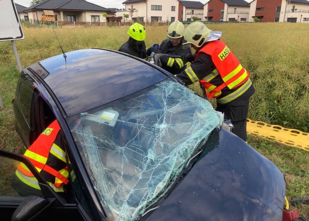 Nehoda auta a kamionu v obci Škvorec. Foto: HZS STC