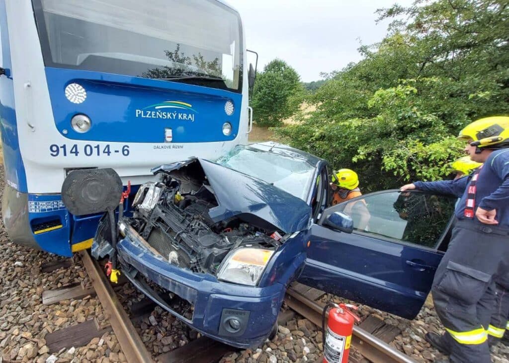 Řidička Fordu vjela před vlak na Klatovsku. Foto: ČD