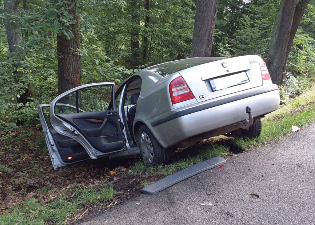 Starší Škoda Octavia a Citroën se srazily v pondělí dopoledne Živanicích na Pardubicku. Foto: HZS Pardubického kraje