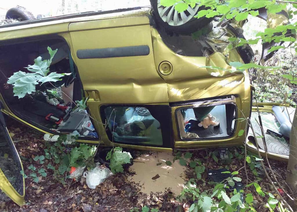 Starší Škoda Octavia a Citroën se srazily v pondělí dopoledne Živanicích na Pardubicku. Foto: HZS Pardubického kraje