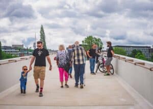 V Praze byla otevřena nová Štvanická lávka, mezi lidmi je o ní velký zájem. Foto: magistrát a Twitter Zdeňka Hřiba