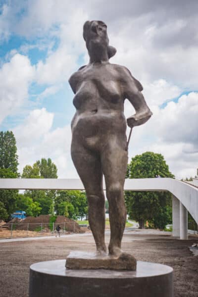 Novou Štvanickou lávku zdobí ženská figura "Řeka" od sochaře Jana Hendrycha. Foto: magistrát a Twitter Zdeňka Hřiba