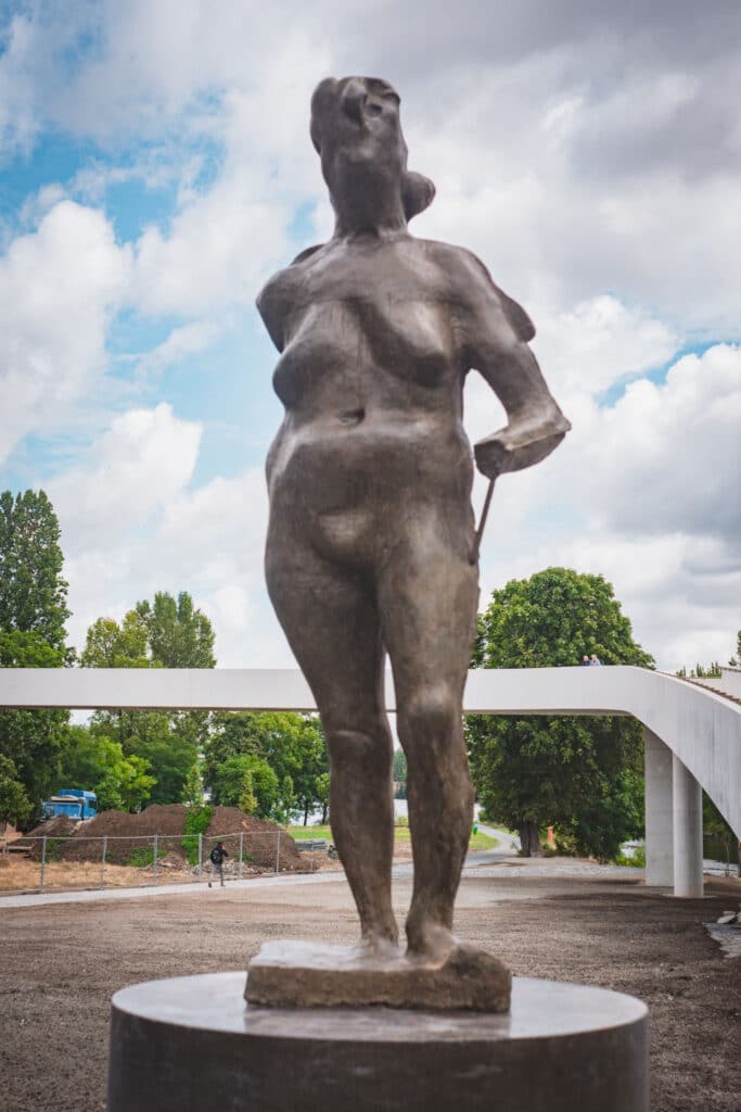 Novou Štvanickou lávku zdobí ženská figura "Řeka" od sochaře Jana Hendrycha. Foto: magistrát a Twitter Zdeňka Hřiba