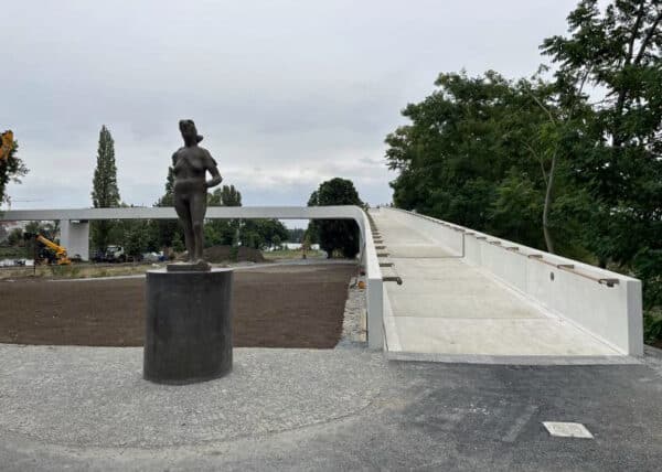Novou Štvanickou lávku zdobí ženská figura "Řeka" od sochaře Jana Hendrycha. Foto: magistrát a Twitter Zdeňka Hřiba