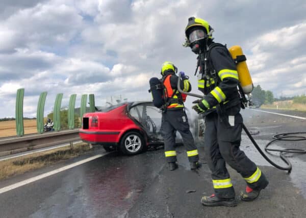 Starší Octavia po nehodě s traktorem na Teplicku začala hořet. Foto: HZS ÚK