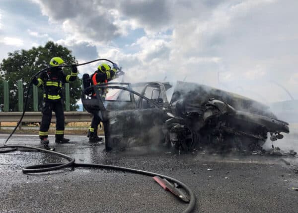 Starší Octavia po nehodě s traktorem na Teplicku začala hořet. Foto: HZS ÚK