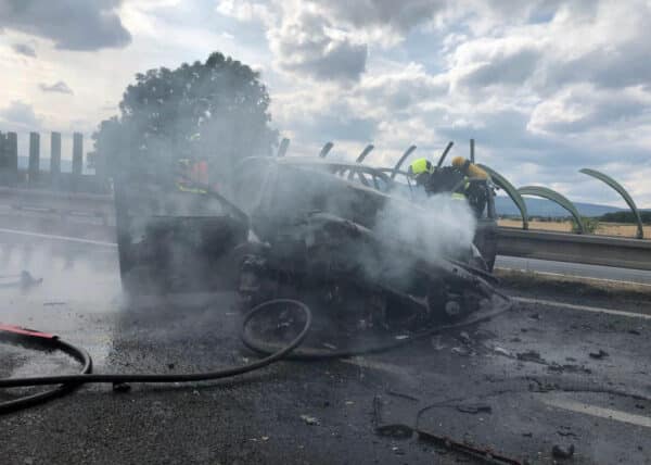 Starší Octavia po nehodě s traktorem na Teplicku začala hořet. Foto: HZS ÚK