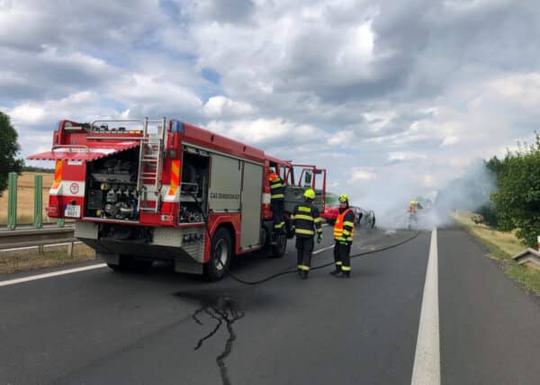 Starší Octavia po nehodě s traktorem na Teplicku začala hořet. Foto: HZS ÚK