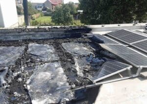 Shořely solární panely na střeše garáží v Polkovicích. Škoda je tři miliony. Foto: HZS